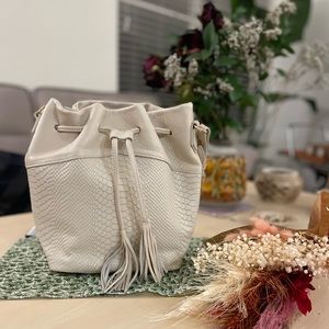 NWOT Gigi New York Jenn Bucket bag in Stone